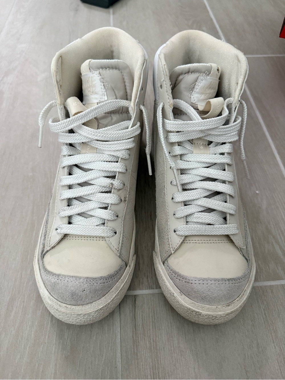 Nike Kids High-Top Sneakers in Light Beige and Off-White